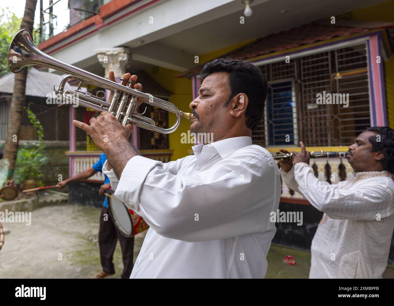 Bangladeschische Musiker spielen während einer hindu-Zeremonie, Dhaka Division, Tongibari, Bangladesch Stockfoto