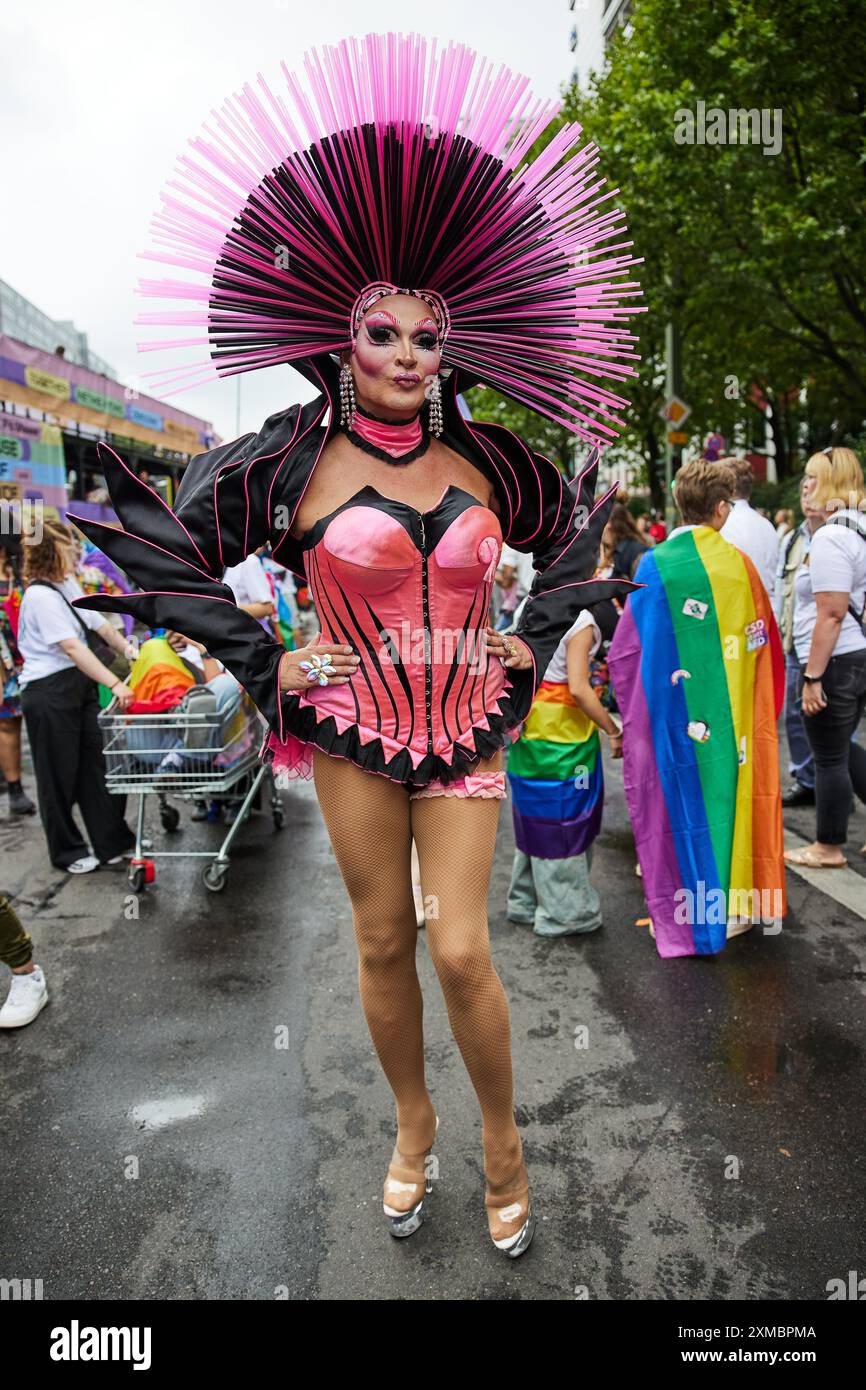 Berlin, Deutschland. Juli 2024. Tatjana Taft nimmt an der 46. Berliner Pride Parade zum Christopher Street Day (CSD) Teil. Quelle: Jörg Carstensen/dpa/Alamy Live News Stockfoto