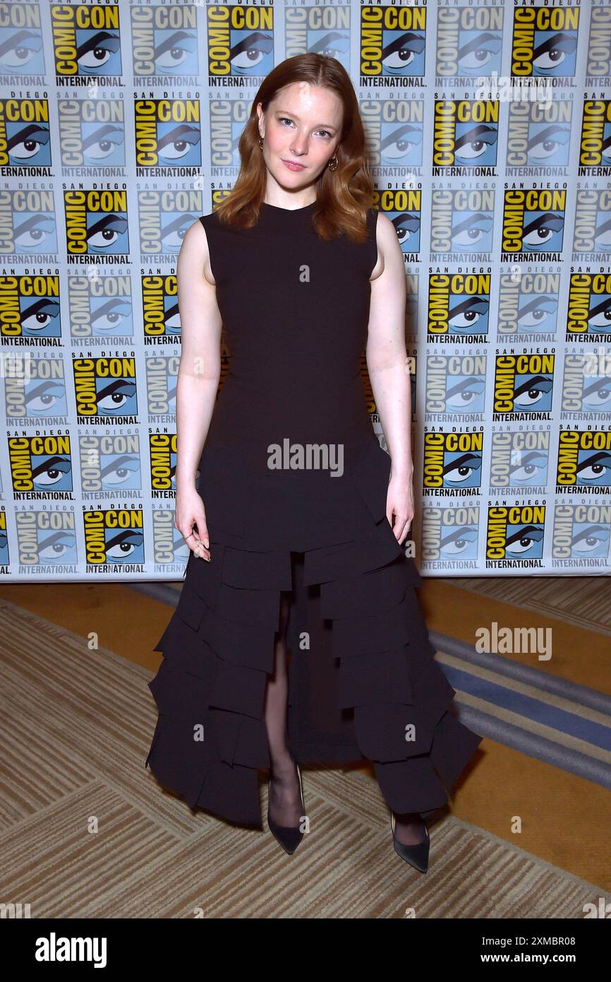 Morfydd Clark beim Photocall zur 2. Staffel der Amazon Prime Videoserie The Lord of the Rings: The Rings of Power / der Herr der Ringe: Die Ringe der Macht auf der San Diego Comic-Con International 2024 im Hilton Bayfront Hotel. San Diego, 26.07.2024 *** Morfydd Clark beim Fotobesuch zur zweiten Staffel der Amazon Prime Video-Serie der Herr der Ringe der Macht der Herr der Ringe die Ringe der Macht auf der San Diego Comic Con International 2024 im Hilton Bayfront Hotel San Diego, 26 07 2024 Foto:xD.xStarbuckx/xFuturexImagex Ringe 4702 Stockfoto