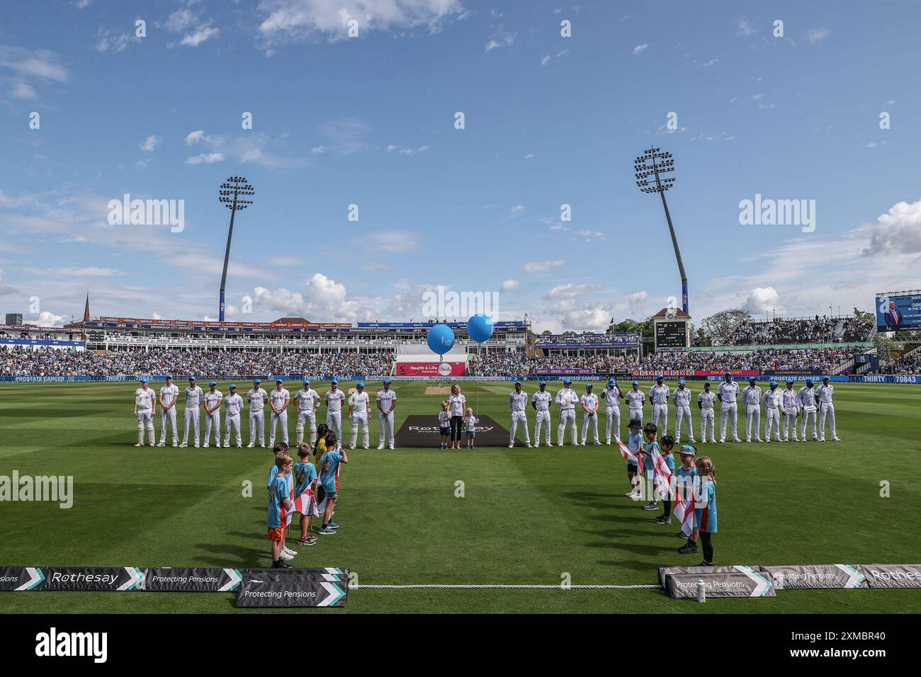 Beide Teams tragen blaue Hüte für den Bob Willis Fund am zweiten Tag des Rothesay Test Match England vs West Indies in Edgbaston, Birmingham, Großbritannien, 27. Juli 2024 (Foto: Mark Cosgrove/News Images) Stockfoto