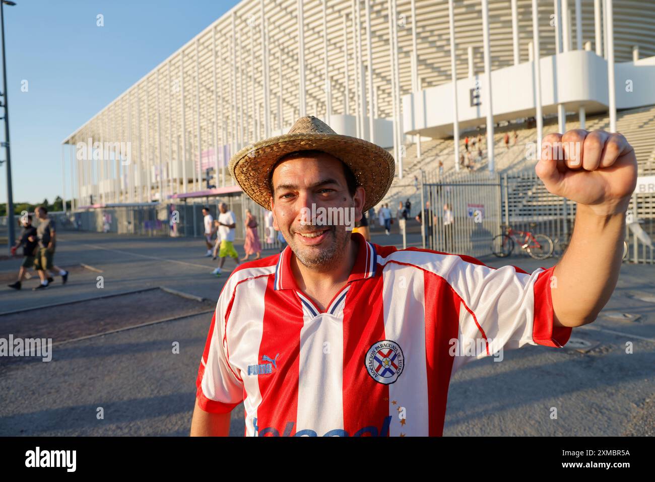 Das Volk der Republik Paraguay. Paraguay-Fans während der Olympischen Spiele 2024 in Paris. Ausstieg aus dem Japan-Paraguay-Fußballspiel der Männer (Ergebnis: Japan 5 Stockfoto