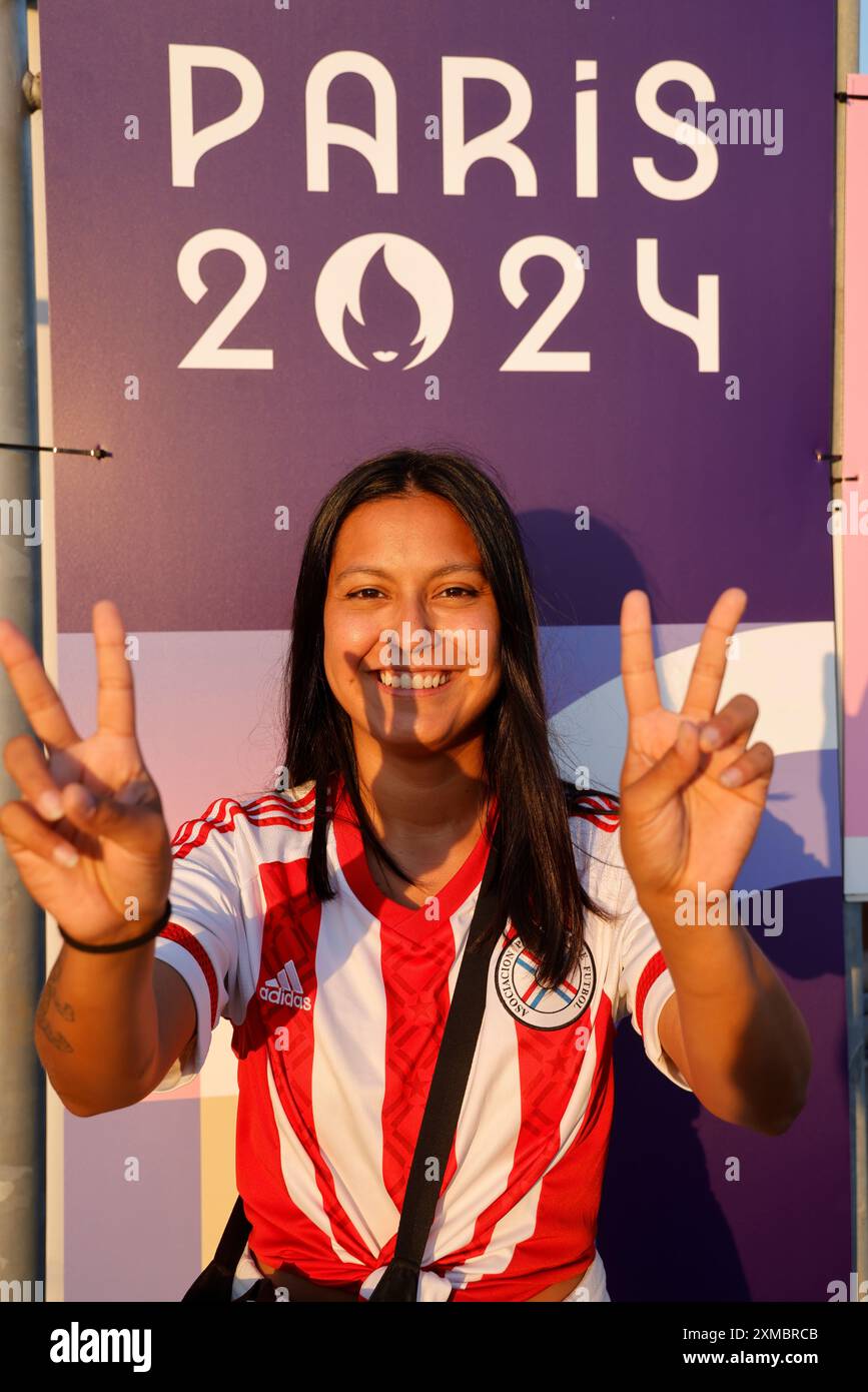 Das Volk der Republik Paraguay. Paraguay-Fans während der Olympischen Spiele 2024 in Paris. Ausstieg aus dem Japan-Paraguay-Fußballspiel der Männer (Ergebnis: Japan 5 Stockfoto