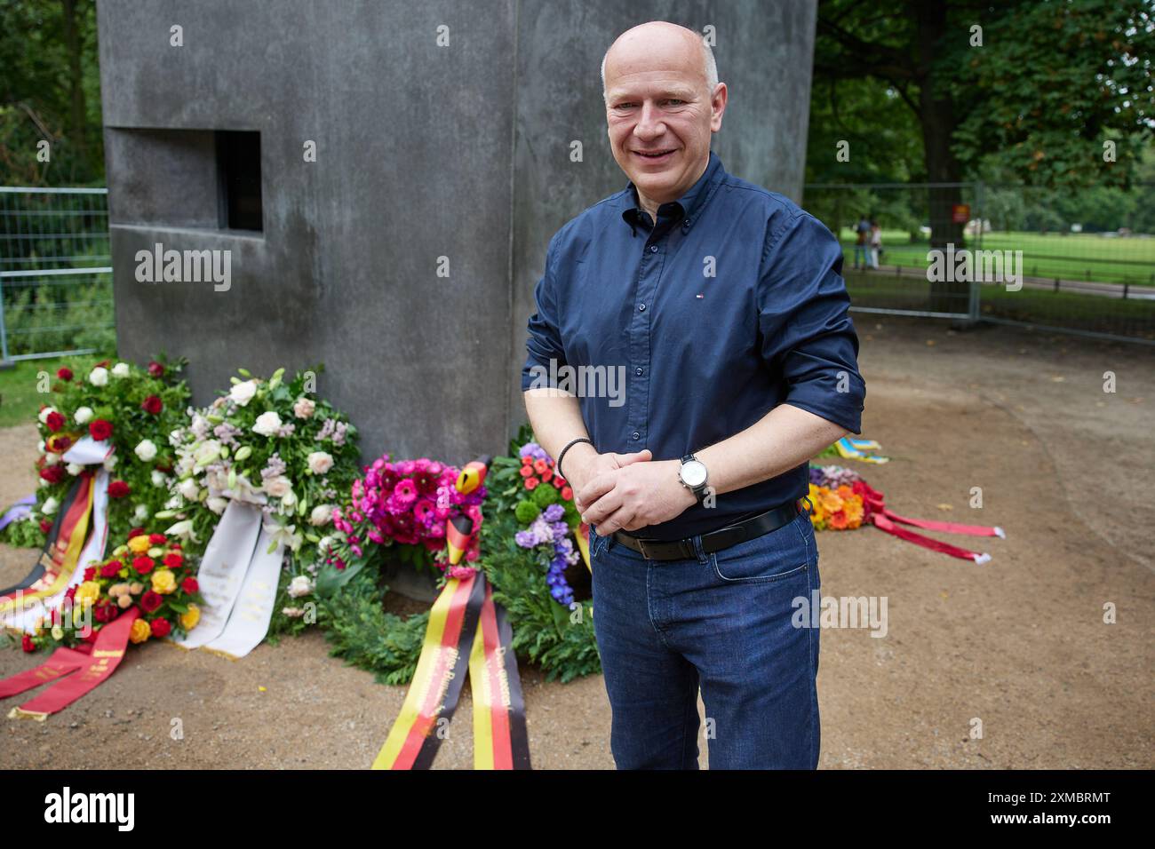 Berlin, Deutschland. Juli 2024. Kai Wegner (l, CDU), Regierender Bürgermeister von Berlin, nimmt im Rahmen der 46. Berliner Pride Parade am Christopher Street Day (CSD) am stillen Gedenken an die homosexuellen Opfer des Nationalsozialismus Teil. Quelle: Jörg Carstensen/dpa/Alamy Live News Stockfoto