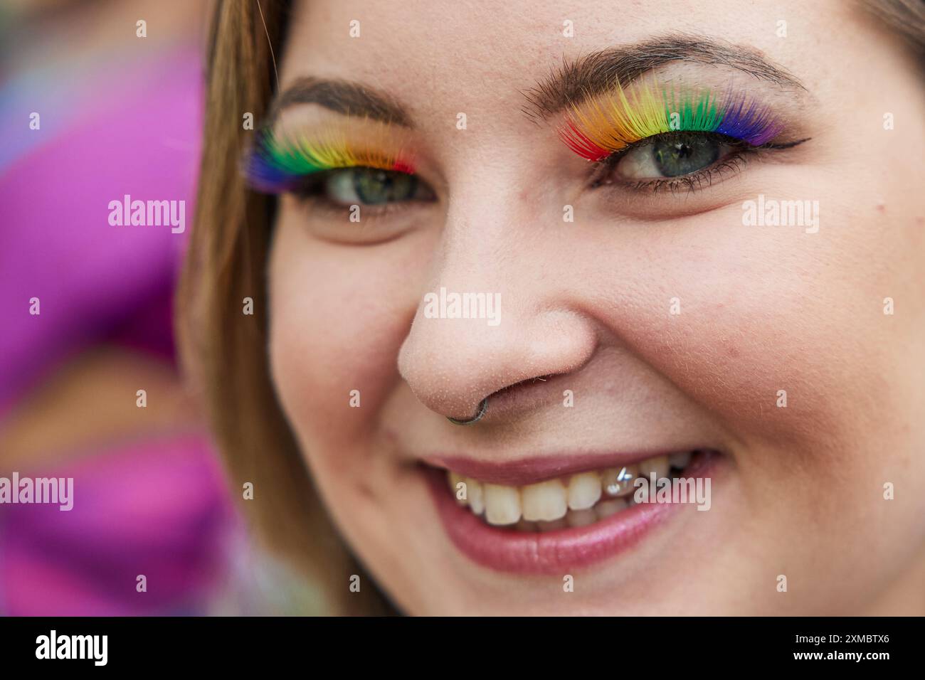 Berlin, Deutschland. Juli 2024. Rosa hat Wimpern in den Farben des Regenbogens bei der 46. Berlin Pride Parade zum Christopher Street Day (CSD). Quelle: Jörg Carstensen/dpa/Alamy Live News Stockfoto