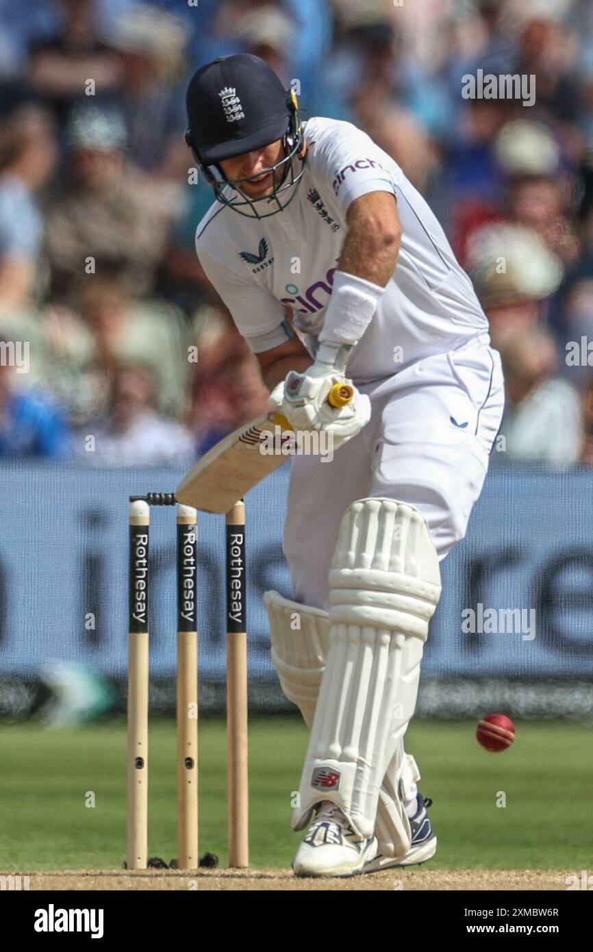 Harry Brook aus England trifft am zweiten Tag des Rothesay Test Match England vs West Indies in Edgbaston, Birmingham, Großbritannien, 27. Juli 2024 auf einen Ball von Jayden Seales of West Indies (Foto: Mark Cosgrove/News Images) Stockfoto