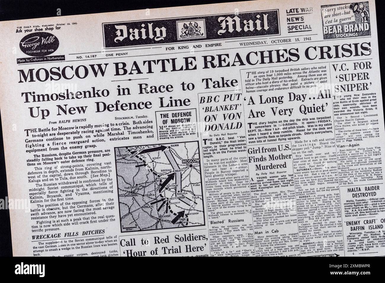 „Moscow Battle Goes Crisis“-Schlagzeile auf der Titelseite der Daily Mail (Replica), 15. Oktober 1941. Stockfoto