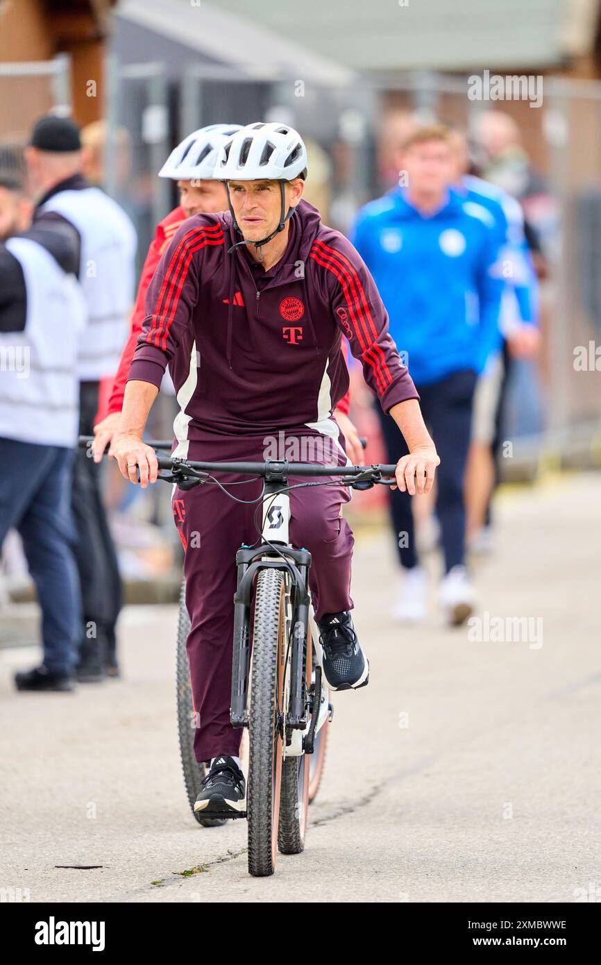 Christoph Freund, Sportdirektor, FCB Sportdirektor, auf dem Fahrrad beim Freundschaftsspiel FC ROTTACH-EGERN - FC BAYERN MÜNCHEN 1-14 im Trainingslager im Stadion am Birkenmoos, 1. Deutsche Fußball-Liga , in Rottach-Egern, Tegernsee, 24. Juli 2024 Saison 2024/2025, FCB, Fotograf: Peter Schatz Stockfoto