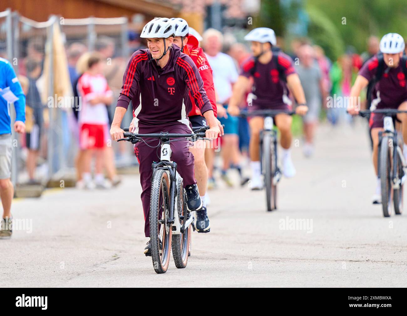 Christoph Freund, Sportdirektor, FCB Sportdirektor, auf dem Fahrrad beim Freundschaftsspiel FC ROTTACH-EGERN - FC BAYERN MÜNCHEN 1-14 im Trainingslager im Stadion am Birkenmoos, 1. Deutsche Fußball-Liga , in Rottach-Egern, Tegernsee, 24. Juli 2024 Saison 2024/2025, FCB, Fotograf: Peter Schatz Stockfoto