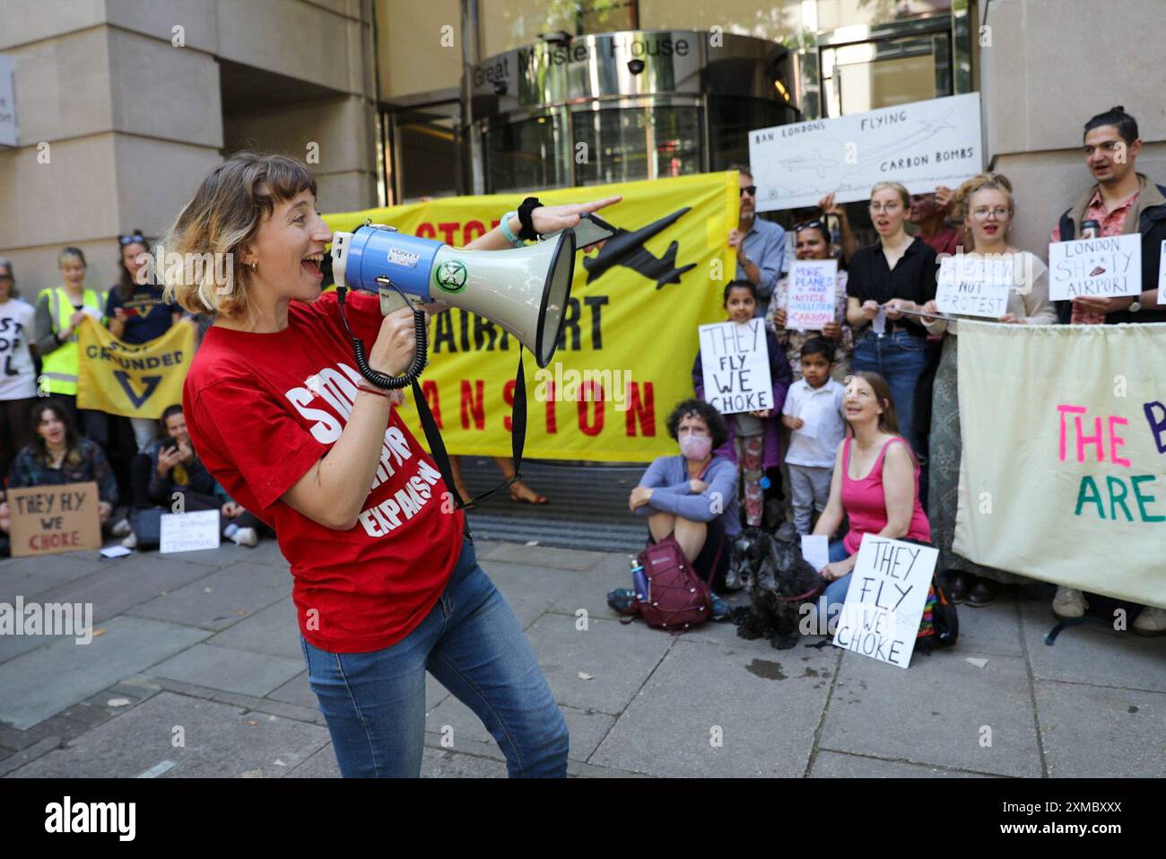 London UK, 27. Juli 2024. Vor dem Verkehrsministerium findet eine Demonstration von Fossil Free London gegen die geplante Erweiterung des Flughafens City statt. Quelle: James Willoughby/Alamy Live News Stockfoto