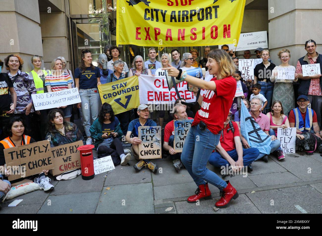 London UK, 27. Juli 2024. Vor dem Verkehrsministerium findet eine Demonstration von Fossil Free London gegen die geplante Erweiterung des Flughafens City statt. Quelle: James Willoughby/Alamy Live News Stockfoto