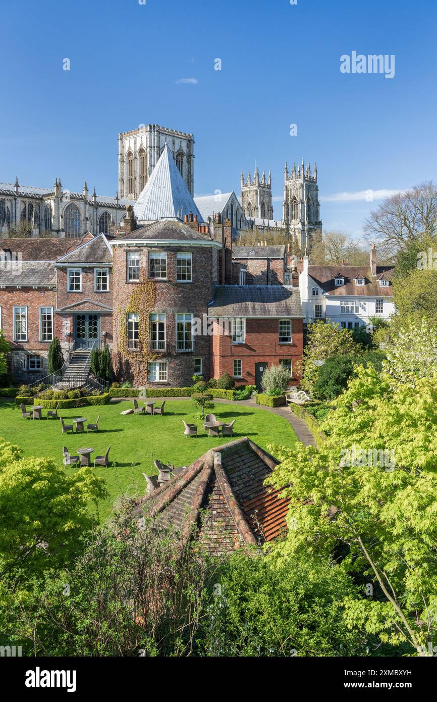 York Minster im Frühling von den Barwänden aus gesehen, York, England Stockfoto