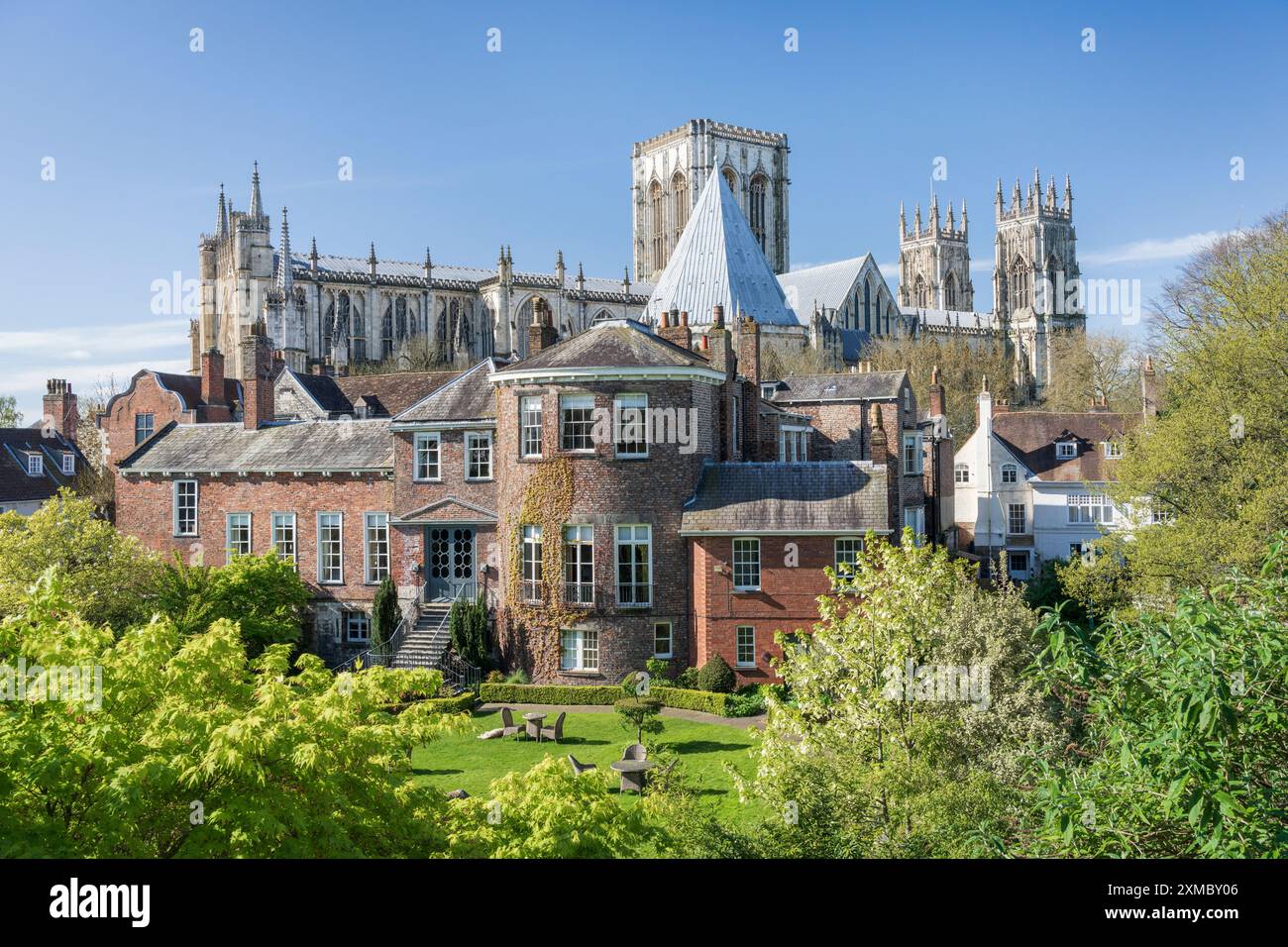 York Minster im Frühling von den Barwänden aus gesehen, York, England Stockfoto