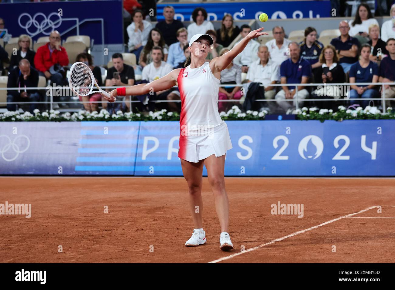 Paris, Frankreich, 27. Juli 2024. IgA Swiatek (Polen) spielt während der Olympischen Spiele 2024 in Paris, Frankreich, während des Tennisspiels der Frauen in der ersten Runde zwischen IgA Swiatek und Irina-Camelia Begu im Roland-Garros-Stadion am 27. Juli 2024 in Paris. Quelle: Pete Dovgan/Speed Media/Alamy Live News Stockfoto