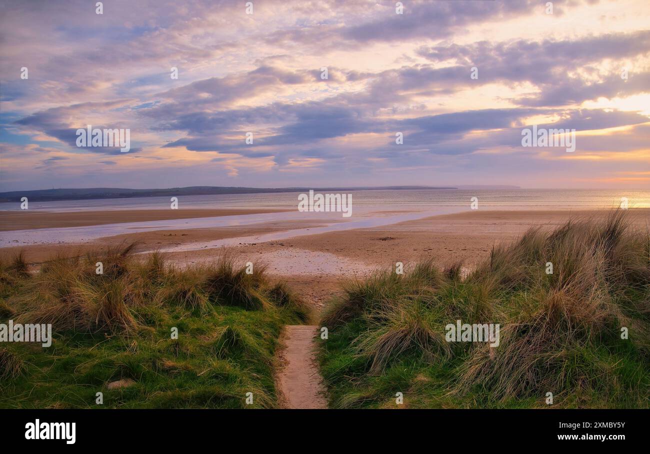 Ein abendlicher Spaziergang über die sanften Dünen in Dunnet Bay bietet einen fantastischen Blick auf den weiten Bogen aus Sandstrand und glitzerndem Meer Stockfoto