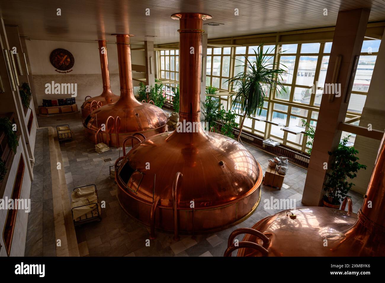 Ceske Budejovice - 13. Juli 2024: Budweiser Budvar Brew House Interior mit Kupferwürzpfannen oder Braukesseln für die Bierherstellung. Stockfoto