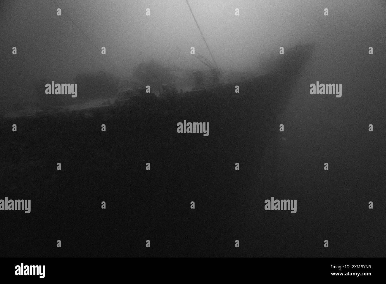 SS Thistlegorm Wrack Silhouette eines versunkenen Schiffes in spukendem, Moody und körnigem Schwarz und weiß Stockfoto