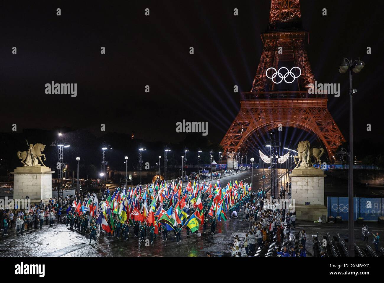 Paris, Frankreich. Juli 2024. Julien Mattia/Le Pictorium - Eröffnungszeremonie der Olympischen Spiele 2024 in Paris - 27/07/2024 - Frankreich/Ile-de-France (Region)/Paris - die Olympische Flagge kommt bei der Eröffnungszeremonie der Olympischen Spiele 2024 zu Pferd auf der Esplanade Trocadero an, gefolgt von den Flaggen der Delegationen, am 26. Juli 2024 in Paris. Quelle: LE PICTORIUM/Alamy Live News Stockfoto