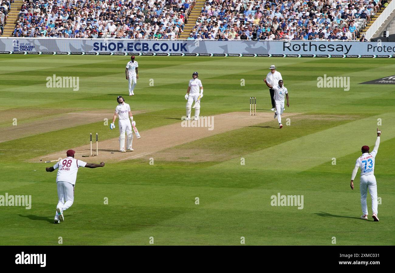 Englands Ollie Pope wurde von West Indies Shamar Joseph am zweiten Tag des dritten Rothesay Test Matches in Edgbaston, Birmingham, ausgetragen. Bilddatum: Samstag, 27. Juli 2024. Stockfoto