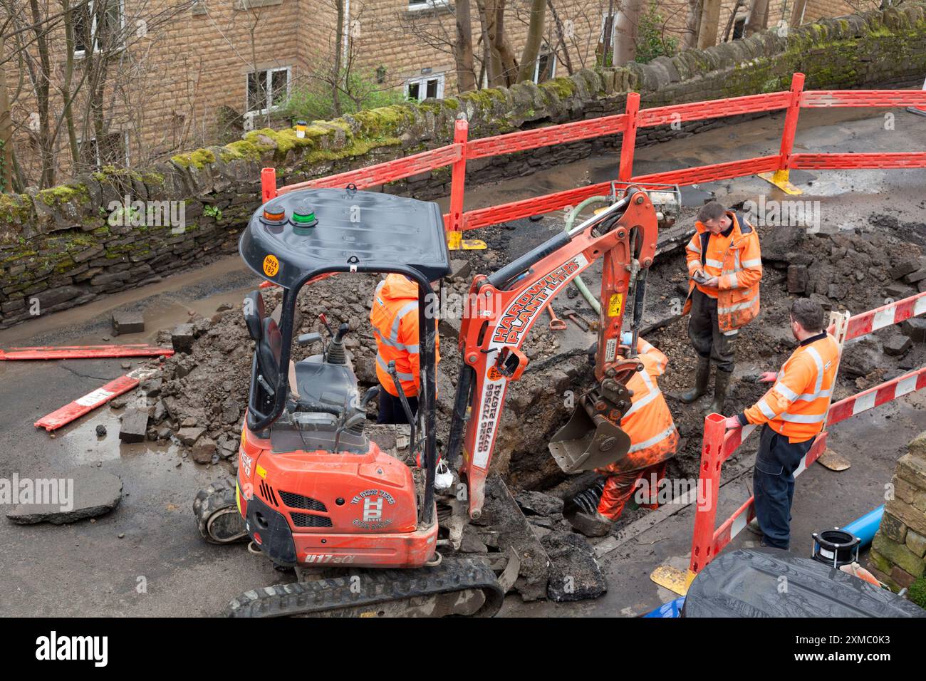 Arbeiter reparieren eine Straße, Sowerby Bridge, West Yorkshire Stockfoto