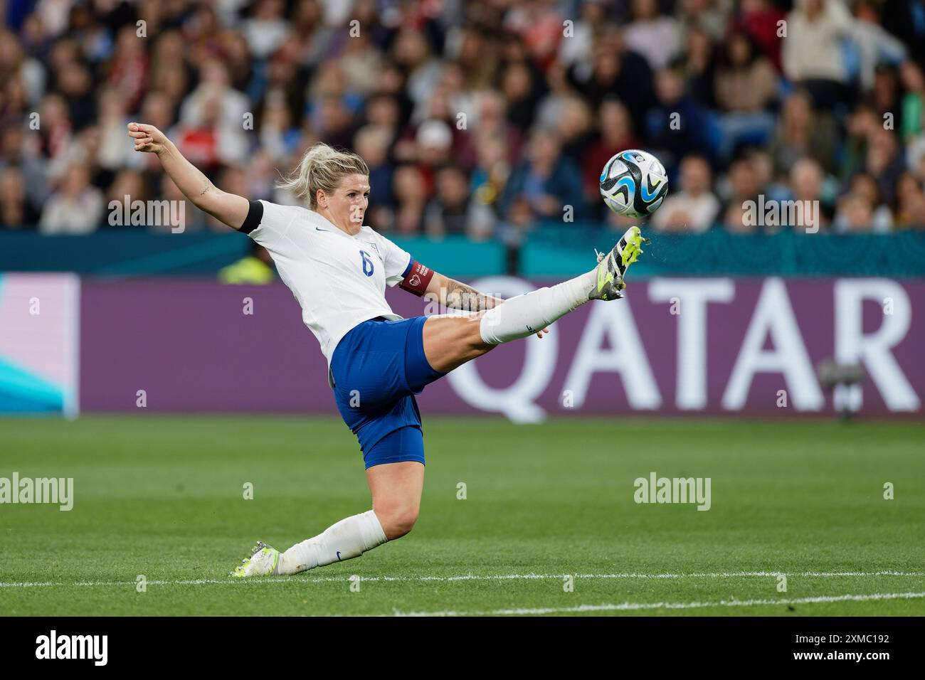 Der englische Kapitän Millie BRIGHT (6) springt während des Spiels zwischen England und Neuseeland 2023 in Richtung Ball Stockfoto