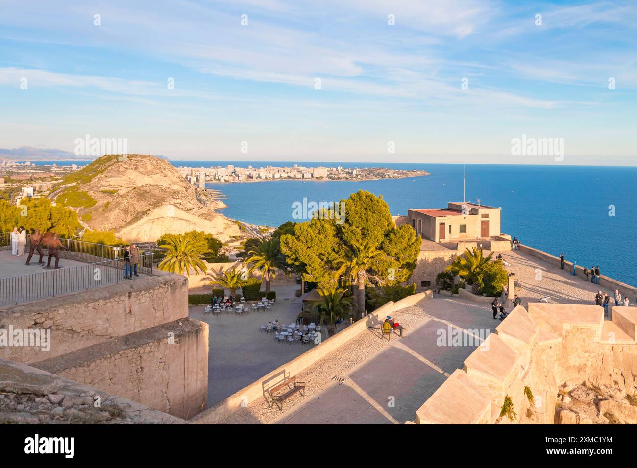 Alicante, Spanien - 03. dezember 2923: Blick auf das Schloss Alicante Santa Barbara in Costa Blanca, Spanien Stockfoto