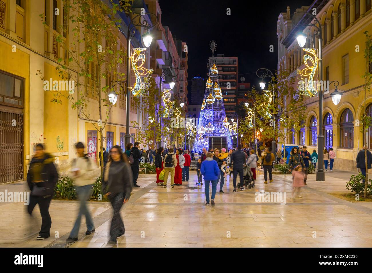 Alicante, Spanien - 4. dezember 2023: Schöne Weihnachtsdekoration bei Nacht in Alicante Stadt mit weihnachtsbaum Stockfoto