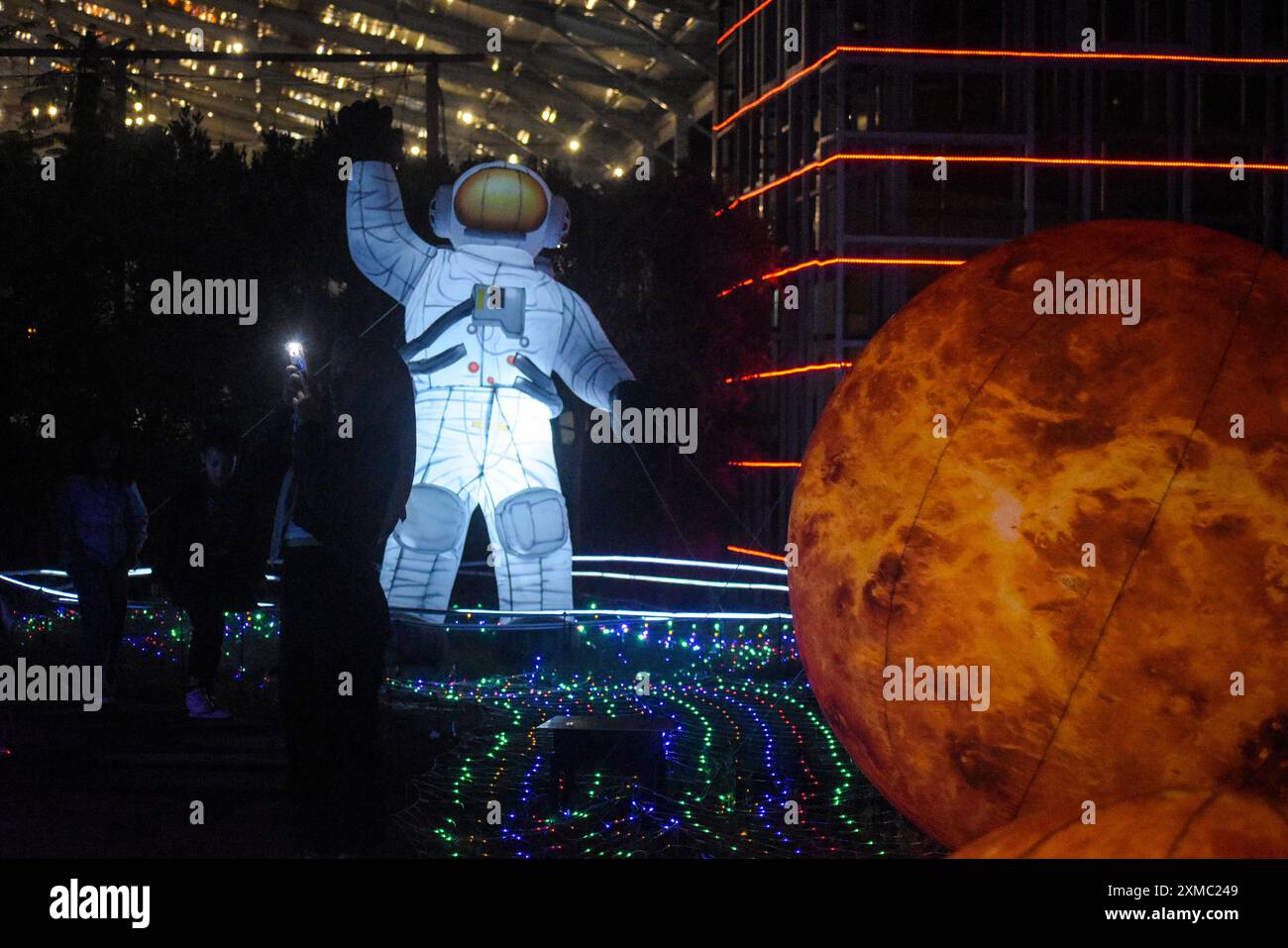 Bandung, Indonesien. Juli 2024. Besucher besuchen den Galaxienspielplatz am Paris Van Java Resort Lifestyle Place (PVJ), Bandung, West Java. Der neue Spielplatz mit dem Thema Galactic Glow bietet ein Gefühl wie im Weltraum. (Foto: Dimas Rachmatsyah/Pacific Press) Credit: Pacific Press Media Production Corp./Alamy Live News Stockfoto