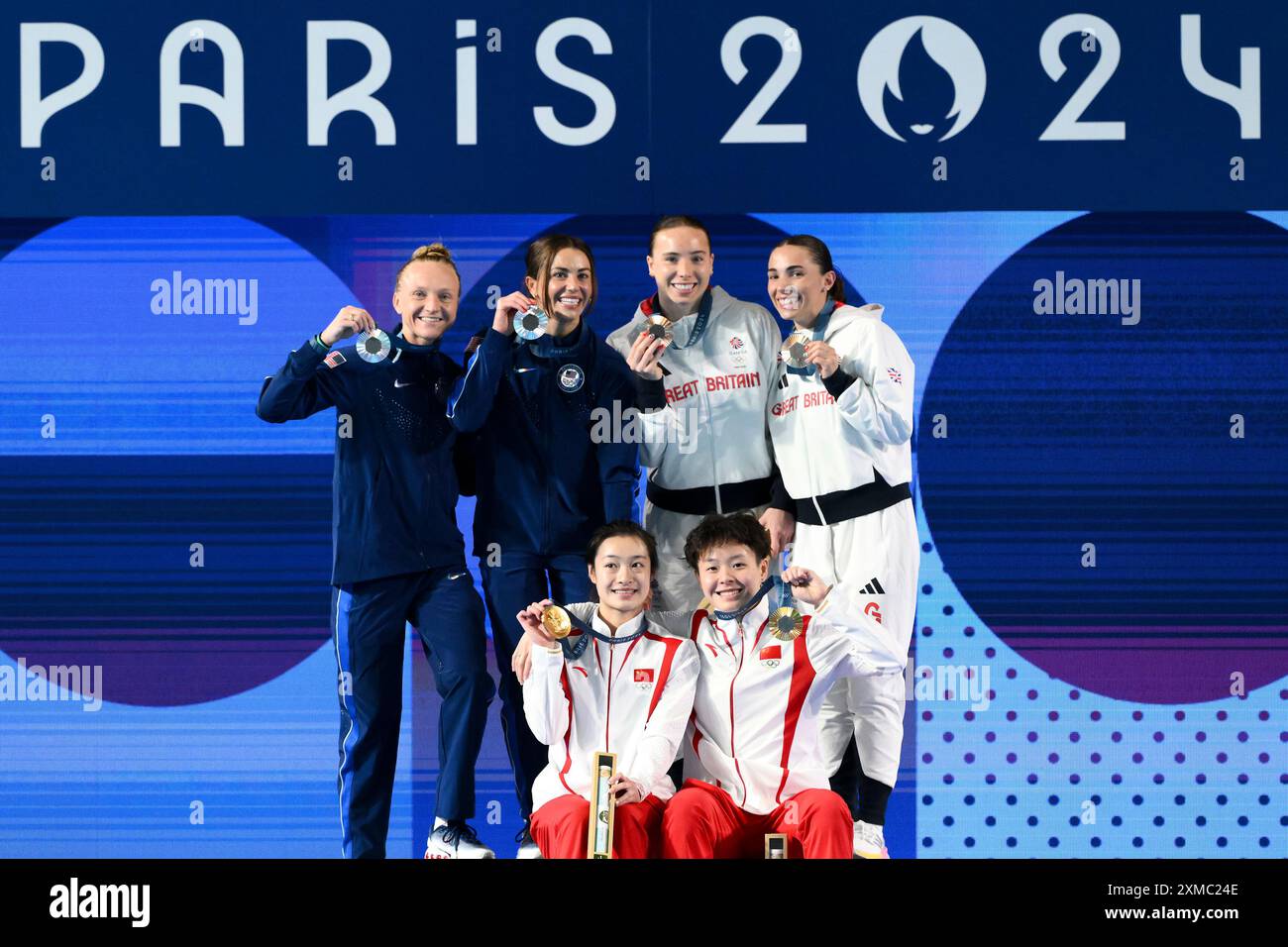 Paris, Frankreich. Juli 2024. Sarah Bacon und Kassidy Cook aus den Vereinigten Staaten von Amerika, Yani Chang und Yiwen Chen aus China, Yasmin Harper und Scarlett Mew Jensen aus Großbritannien feiern nach dem 3m langen sincro Springboard Women Finale während der Olympischen Spiele 2024 im Aquatics Centre in Paris (Frankreich), 27. Juli 2024. China gewann Goldmedaille, die Vereinigten Staaten Silber und Großbritannien Bronze. Quelle: Insidefoto di andrea staccioli/Alamy Live News Stockfoto