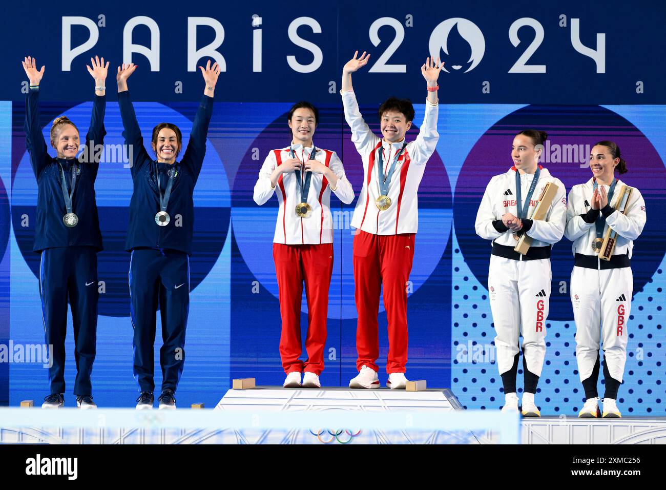 Paris, Frankreich. Juli 2024. Sarah Bacon und Kassidy Cook aus den Vereinigten Staaten von Amerika, Yani Chang und Yiwen Chen aus China, Yasmin Harper und Scarlett Mew Jensen aus Großbritannien feiern nach dem 3m langen sincro Springboard Women Finale während der Olympischen Spiele 2024 im Aquatics Centre in Paris (Frankreich), 27. Juli 2024. China gewann Goldmedaille, die Vereinigten Staaten Silber und Großbritannien Bronze. Quelle: Insidefoto di andrea staccioli/Alamy Live News Stockfoto