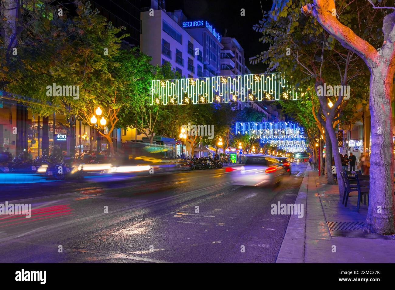 Alicante, Spanien - 4. dezember 2023: Schöne Weihnachtsdekoration bei Nacht in Alicante Stadt Stockfoto