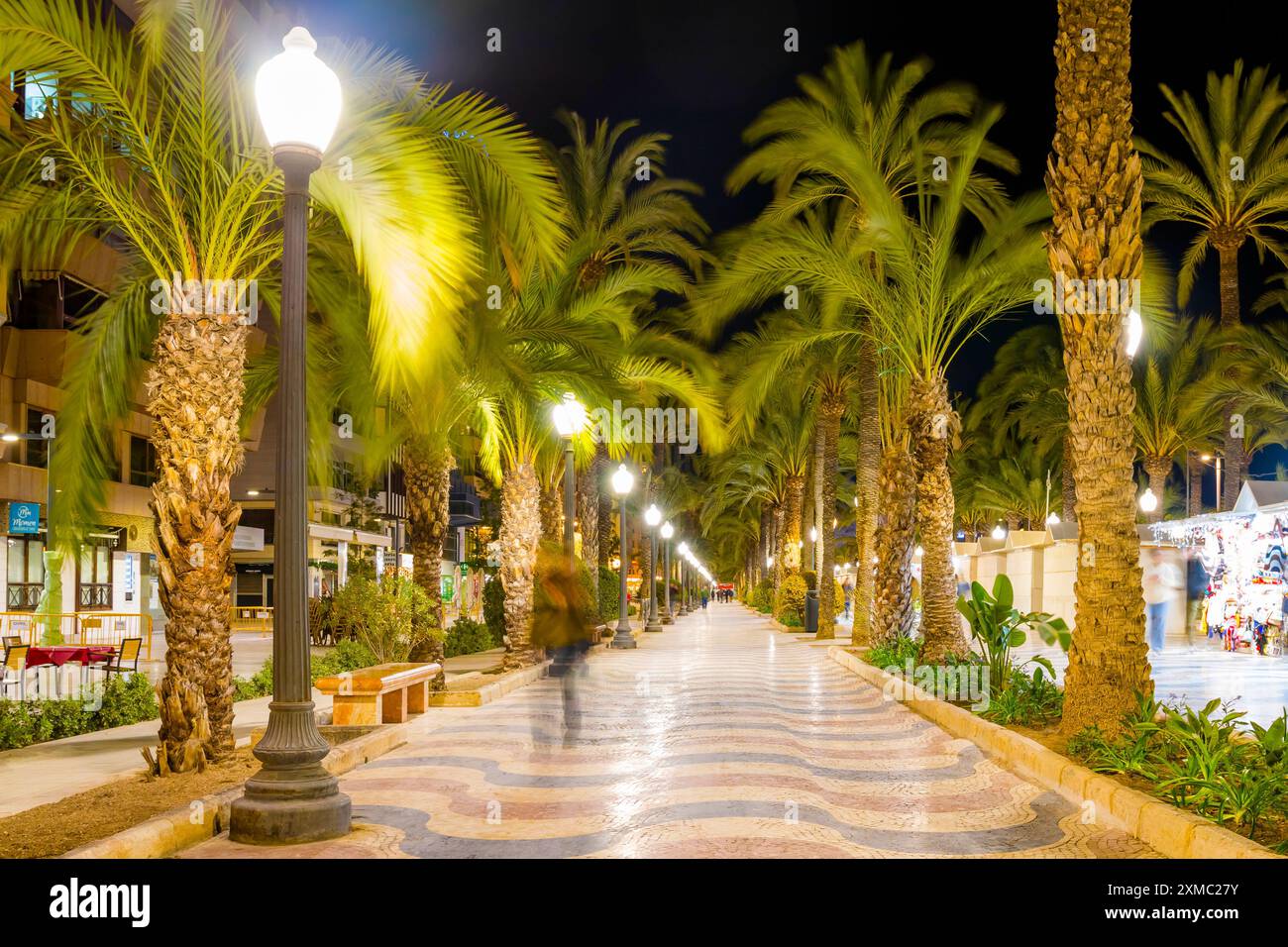 Alicante, Spanien - 4. dezember 2023: Schöne Weihnachtsdekoration bei Nacht in Alicante Stadt Stockfoto