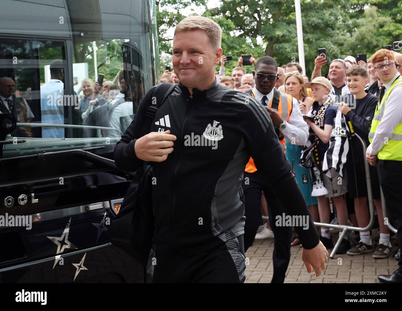 Eddie Howe, Manager von Newcastle United, kommt für die Vorsaison zwischen Hull City und Newcastle United im MKM Stadium in Hull an. Bilddatum: Samstag, 27. Juli 2024. Stockfoto