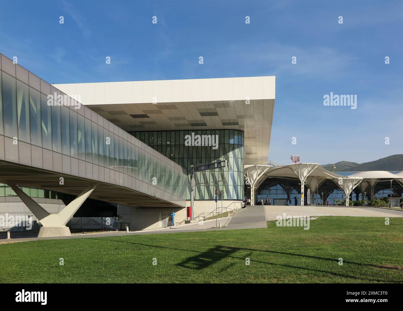 Split Airport; Vorderfassade des Hauptterminalgebäudes mit Stahlbäumen als Teil des Designs / moderne Architektur aus Glas. Kroatien. (138) Stockfoto