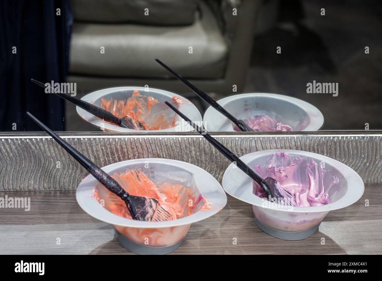 Bürste in einem Behälter zum Mischen der Färbung von Haaren und Wurzeln. Mode und Style Stockfoto