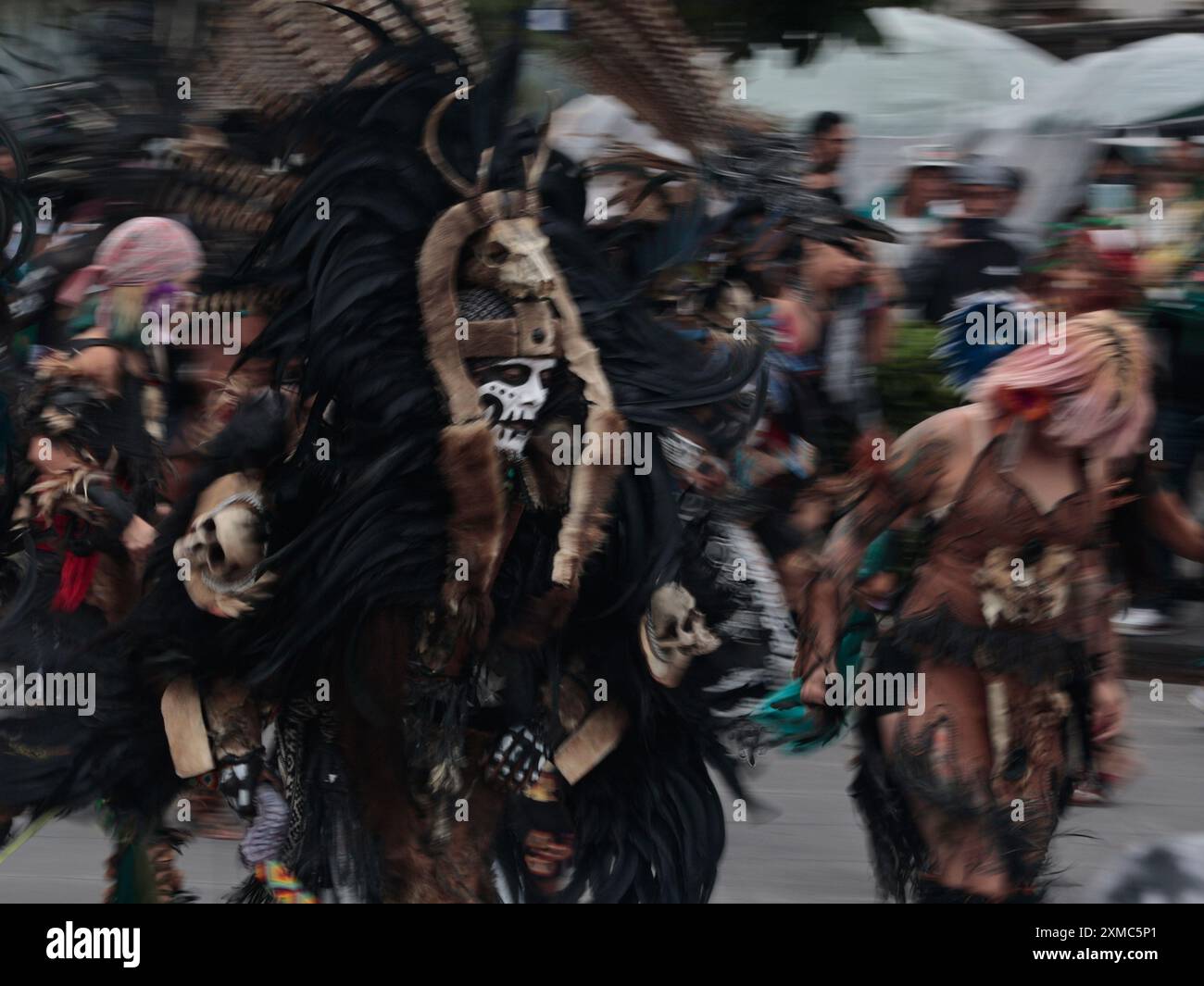 Mexiko-Stadt, Mexiko. Juli 2024. Gruppen präspanischer Tänzer mit gefiederten Kostümen und antiker Kleidung versammelten sich neben der Metropolitan Cathedral of CDMX, um zeremonielle Handlungen und Tänze wie im alten Tenochtitlan durchzuführen; mit Trommeln, Rasseln und Schreien reproduzieren sie Rhythmen und Tänze, die vor der Eroberung der Spanier am 26. Juli 2024 in Mexiko-Stadt üblich waren. (Foto: Josue Perez/SIPA USA) Credit: SIPA USA/Alamy Live News Stockfoto