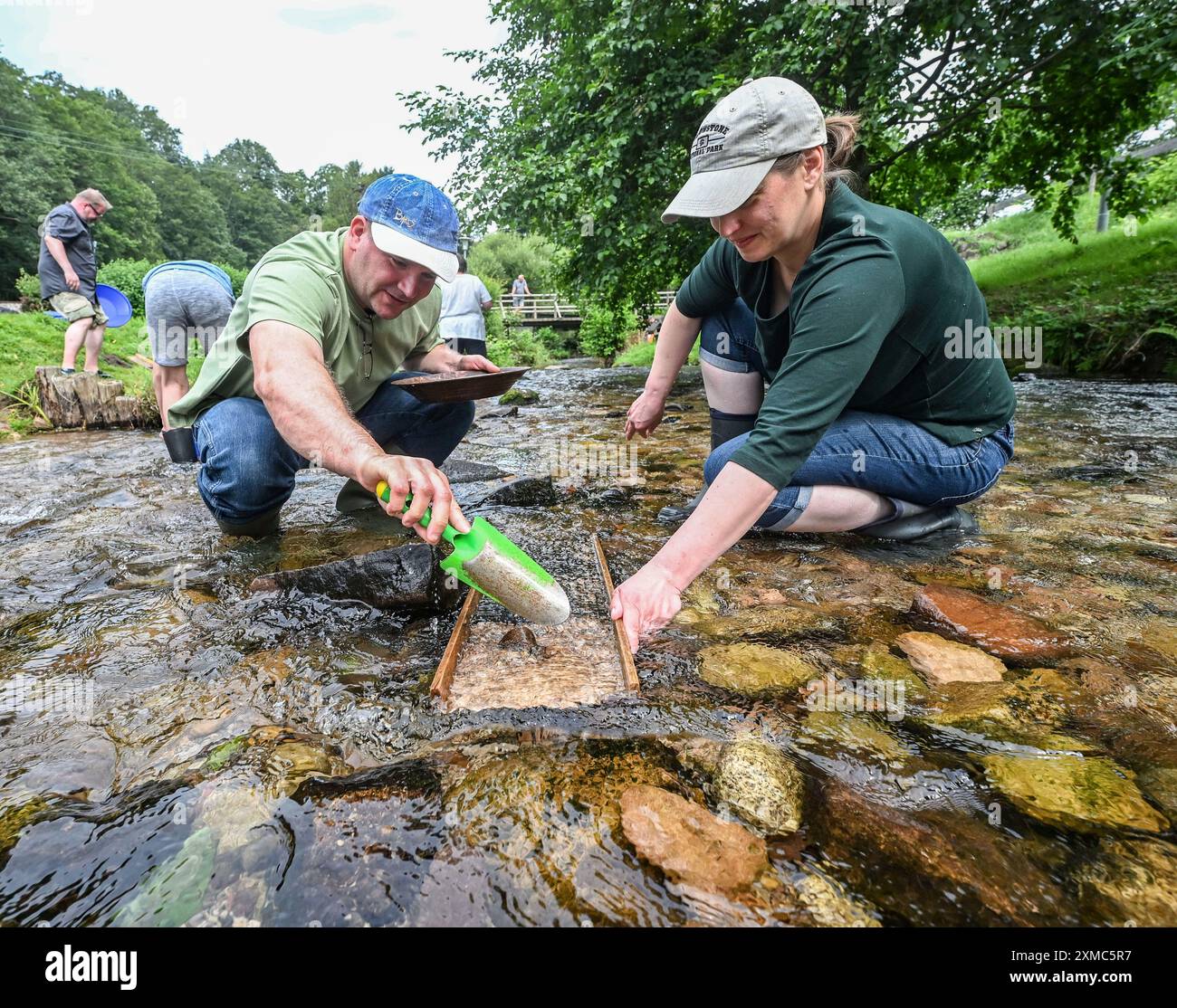 Bad Herrenalb, Deutschland. Juli 2024. Bart und Michaela Klopstra aus Aachen nehmen an einem Goldwaschkurs in der Alb Teil. Quelle: Uli Deck/dpa/Alamy Live News Stockfoto