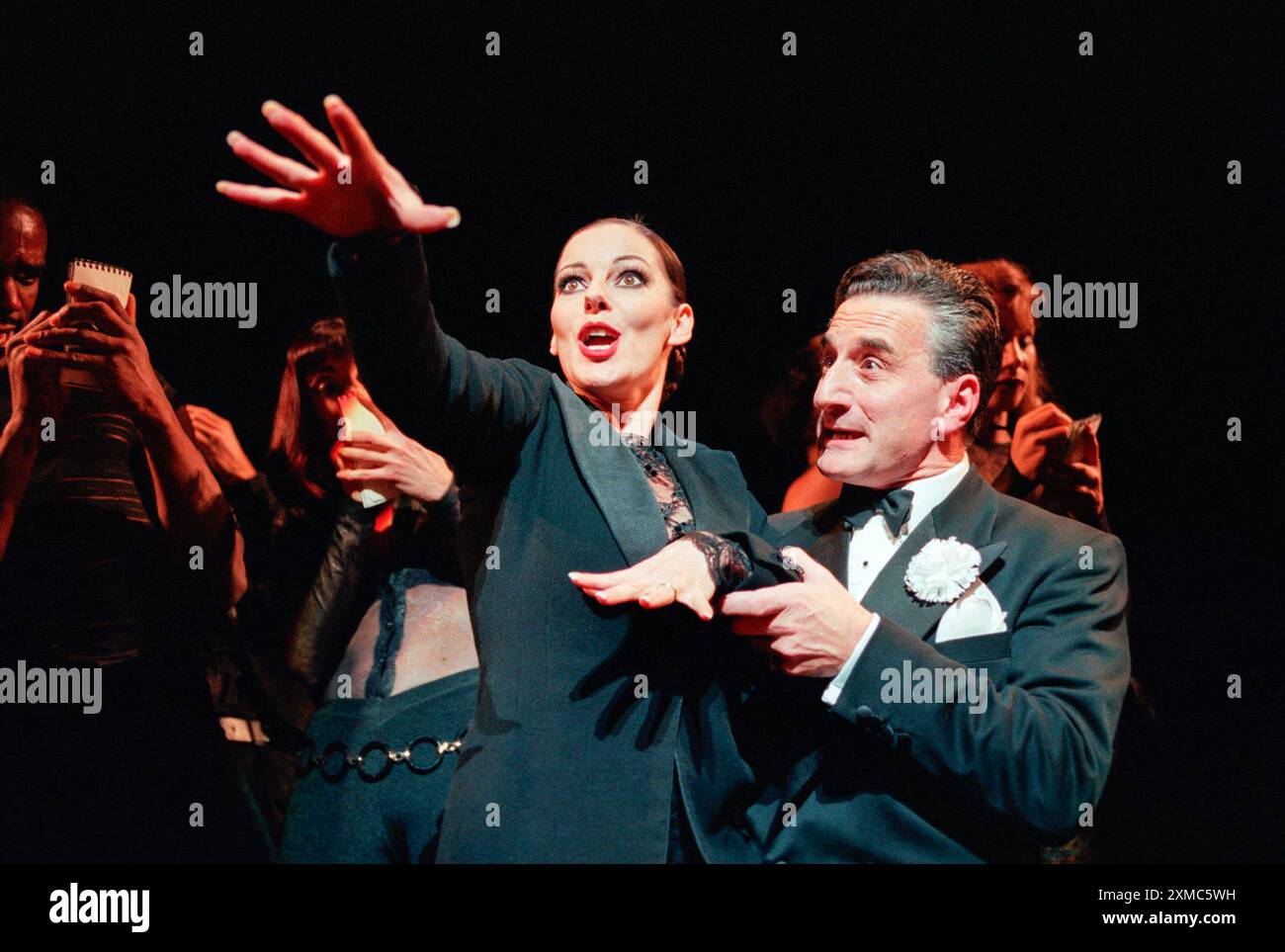 Ruthie Henshall (Roxie Hart), Henry Goodman (Billy Flynn) in CHICAGO im Adelphi Theatre, London WC2 18/11/1997 Musik: John Kander Text: Fred EBB Buch: Fred EBB & Bob Fosse Design: John Lee Beatty Choreographie: Ann Reinking After Fosse Regisseur: Walter Bobbie Stockfoto