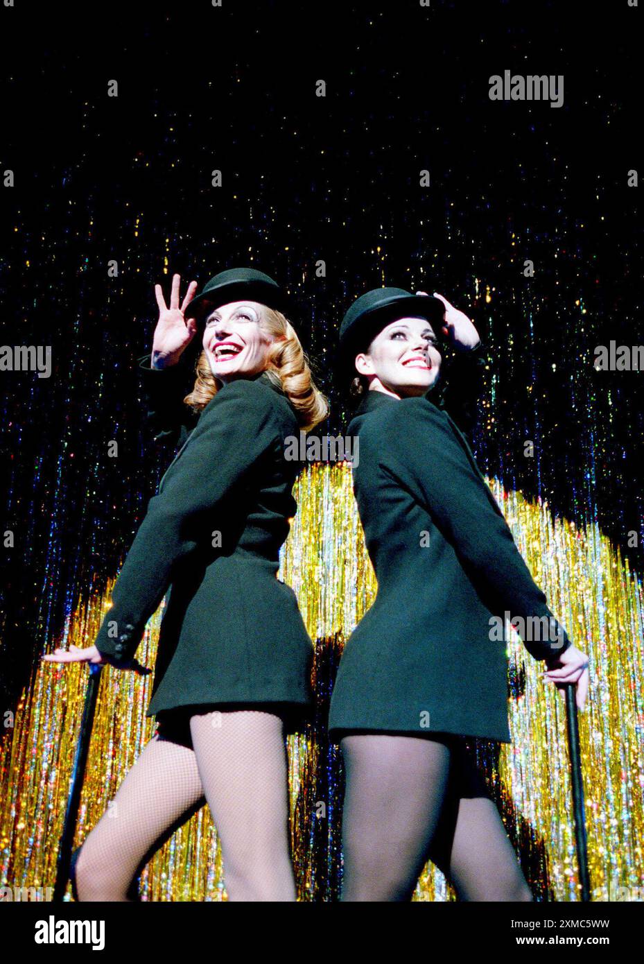 l-r: Ute Lemper (Velma Kelly), Ruthie Henshall (Roxie Hart) in CHICAGO im Adelphi Theatre, London WC2 18/11/1997 Musik: John Kander Text: Fred EBB Buch: Fred EBB & Bob Fosse Design: John Lee Beatty Choreographie: Ann Reinking nach Fosse Regisseur: Walter Bobbie Stockfoto