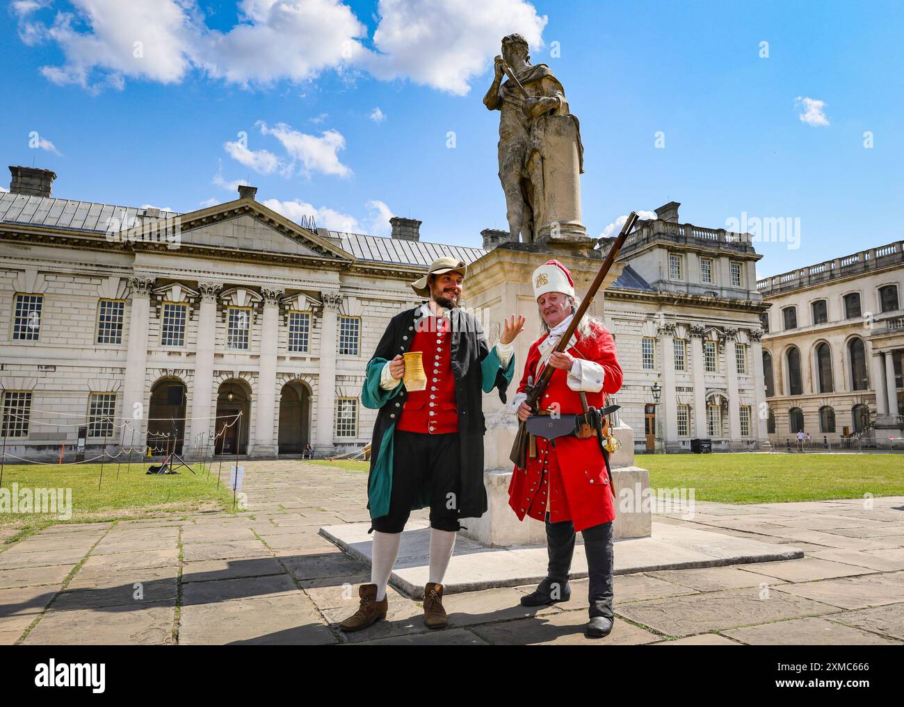 London, Großbritannien. Juli 2024. Martyn, ein Teilnehmer, in seinem Rotröckchen aus dem frühen 18. Jahrhundert als Marine, kämpfte mit seinem Landsmann gegen die Piraten. Das Goldene Zeitalter der Piraterie ist ein wahnsinniges Wochenende für die ganze Familie mit Werkstätten, Seehallen und sogar Schwert- und Feuerkraft-Demonstrationen auf den Außenflächen des Old Royal Naval College in Greenwich. Das „Goldene Zeitalter der Seeräuberei“ wird im Allgemeinen als der Zeitraum zwischen 1650 und 1720 definiert, in dem mehr als 5.000 Piraten auf den Meeren gesegelt haben sollen. Quelle: Imageplotter/Alamy Live News Stockfoto