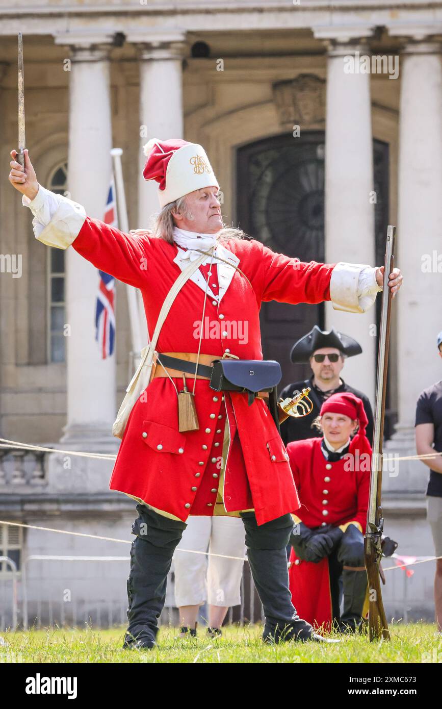 London, Großbritannien. Juli 2024. Teilnehmer Martyn als frühe 18. ct Marine. Die Schwertdemonstration auf dem historischen ORNC-Gelände, bei schönem Sonnenschein. Das Goldene Zeitalter der Piraterie ist ein wahnsinniges Wochenende für die ganze Familie mit Werkstätten, Seehallen und sogar Schwert- und Feuerkraft-Demonstrationen auf den Außenflächen des Old Royal Naval College in Greenwich. Das „Goldene Zeitalter der Seeräuberei“ wird im Allgemeinen als der Zeitraum zwischen 1650 und 1720 definiert, in dem mehr als 5.000 Piraten auf den Meeren gesegelt haben sollen. Quelle: Imageplotter/Alamy Live News Stockfoto