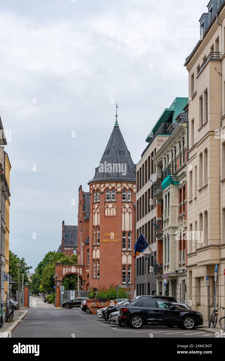 Berlin Deutschland 26. Juli 2024. Gemauertes Kuppelgebäude mit einem Ziegelzaun, auf dem das Krankenhaus Charite geschrieben ist. Blick auf das Backsteingebäude. Stockfoto