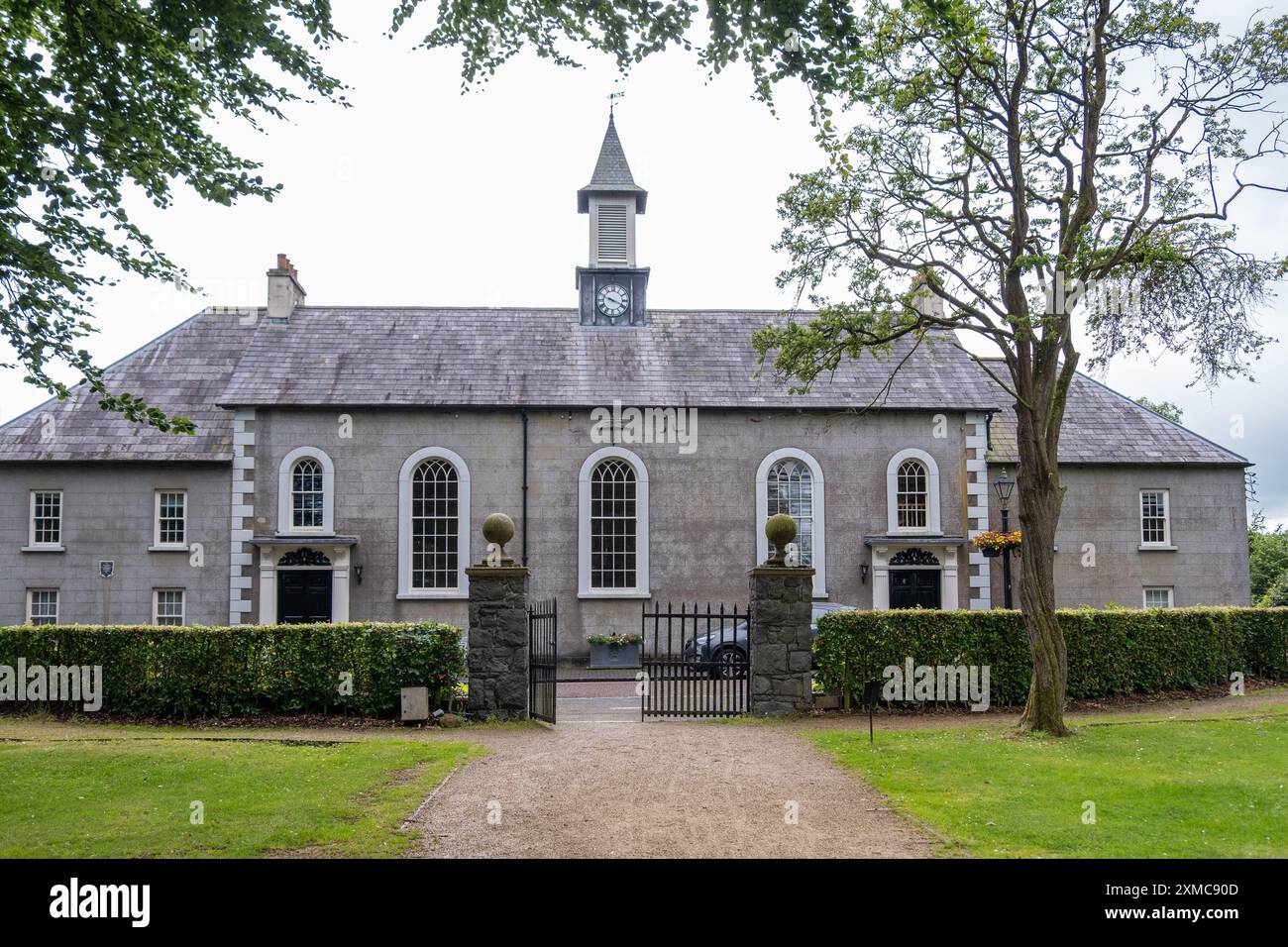 Gracehill, Nordirland - 26. Juli 2024: Historische mährische Siedlung wird zum UNESCO-Weltkulturerbe erklärt. Wunderschöne Kirchenarchitektur. Stockfoto