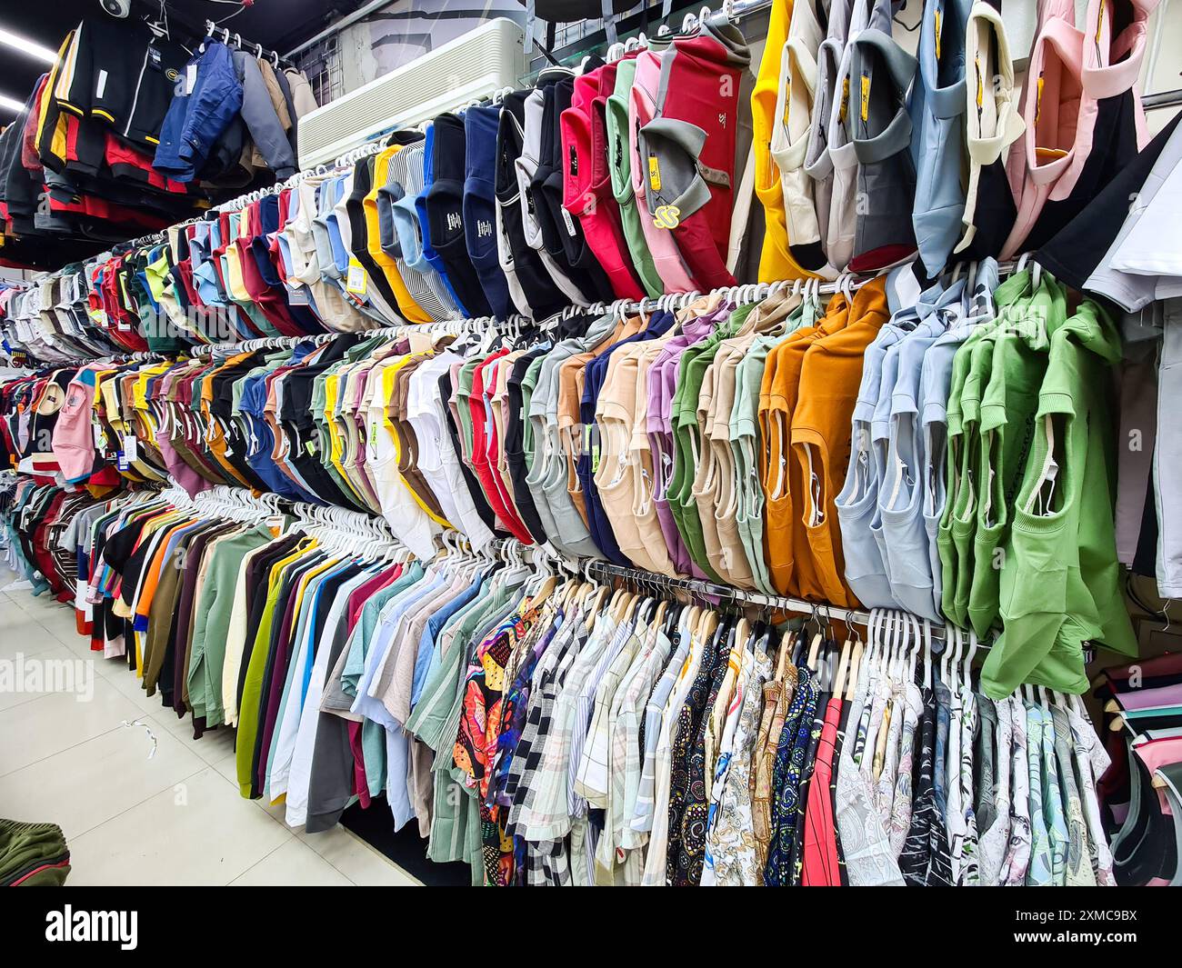 Innenraum eines al mahar Bekleidungsgeschäfts im Einkaufszentrum plaza. Jeans. Freizeitkleidung. Textilindustrie. Einzelhandel. Bekleidungsgeschäft. Stockfoto