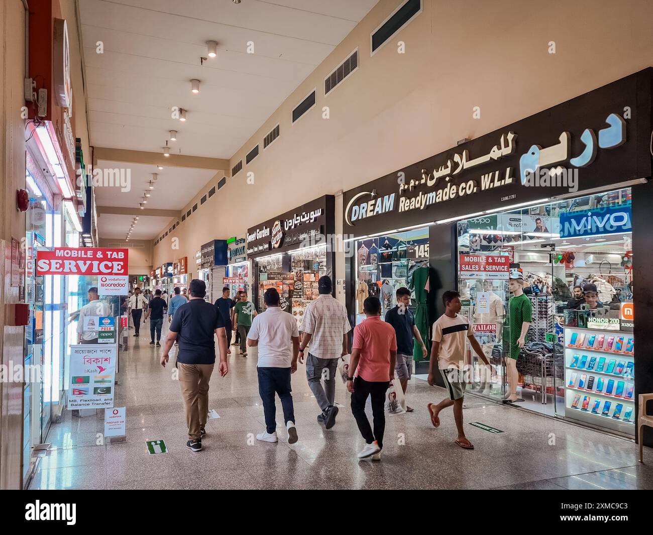 Nicht identifizierte Leute, die in der plaza Shopping Mall laufen. Das Innere des Einkaufskomplexes Plaza Mall in der asiatischen Stadt Doha Katar Stockfoto