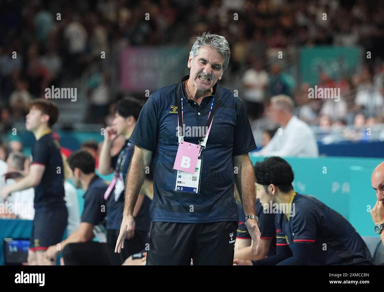 Paris South Arena, Paris, Frankreich. Juli 2024. Antonio Carlos Ortega Perez (Japan) blickt während eines olympischen Handballspiels in der Gruppe A in Kroatien und Japan in der Paris South Arena in Paris, Frankreich, zu. Ulrik Pedersen/CSM/Alamy Live News Stockfoto