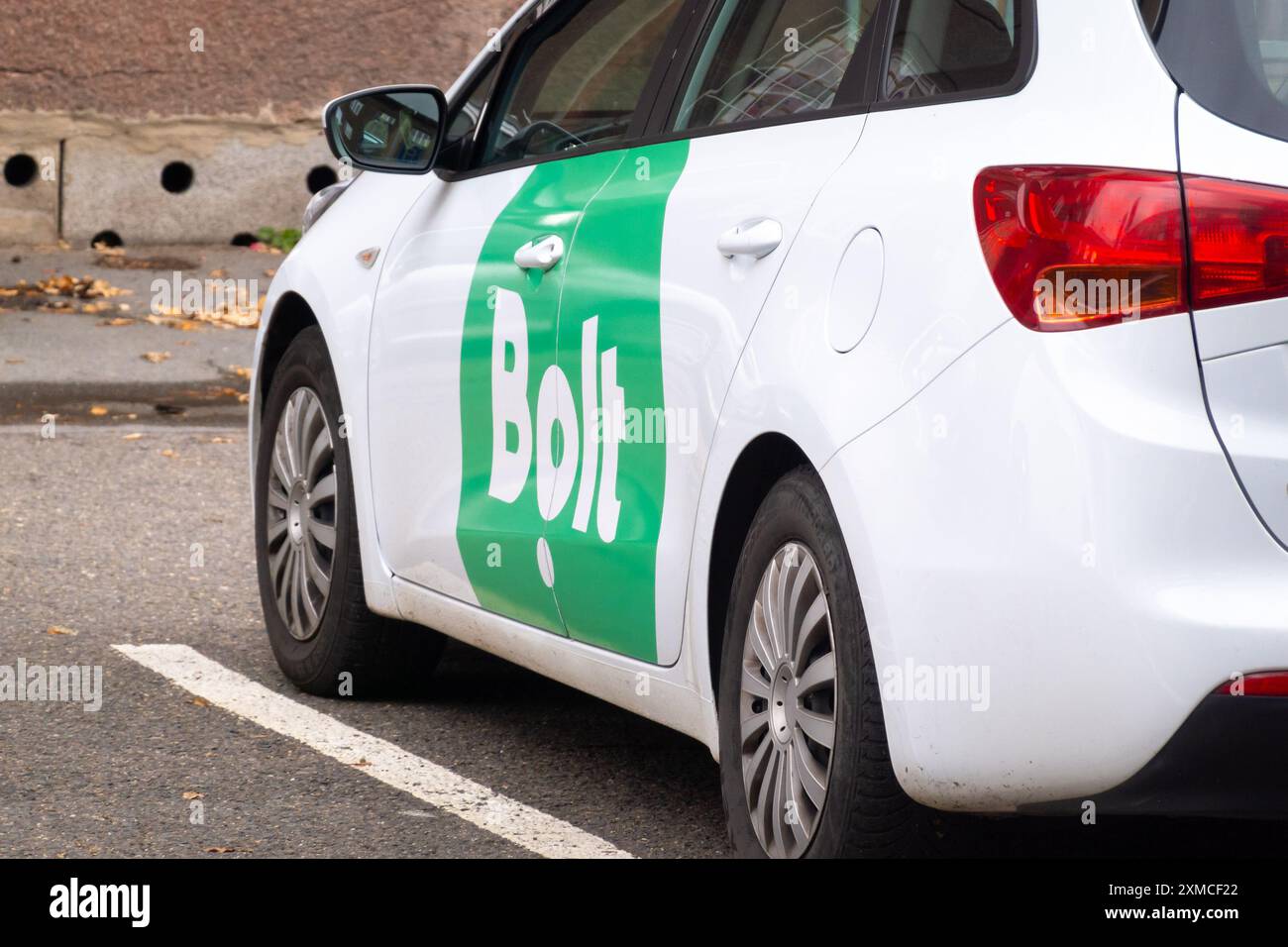 OSTRAVA, TSCHECHISCHE REPUBLIK - 14. SEPTEMBER 2023: Detail des Bolt-Logos auf dem weißen Kia Ceed SW-Auto Stockfoto