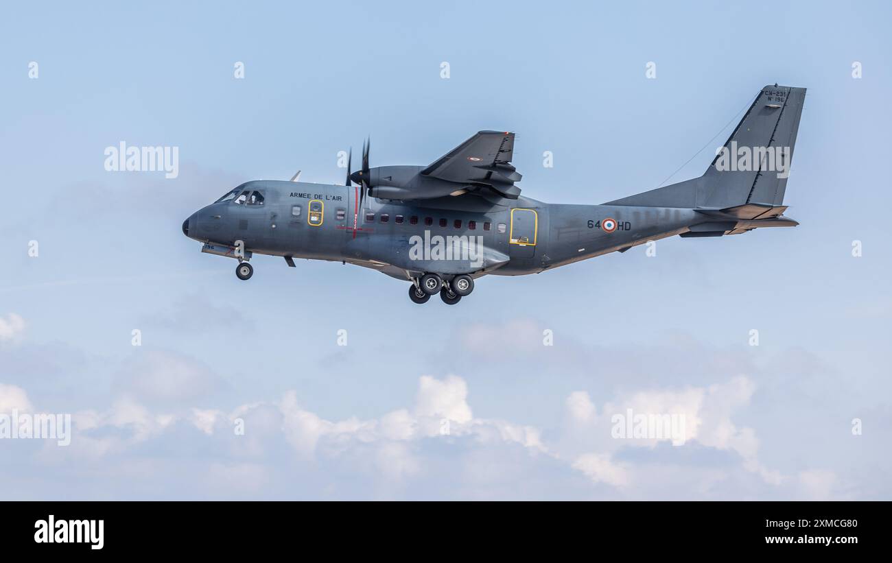 Französische Luft- und Raumstreitkräfte - CASA CN-235 taktische Transportflugzeuge, die bei der Royal International Air Tattoo 2024 bei der RAF Fairford ankommen. Stockfoto