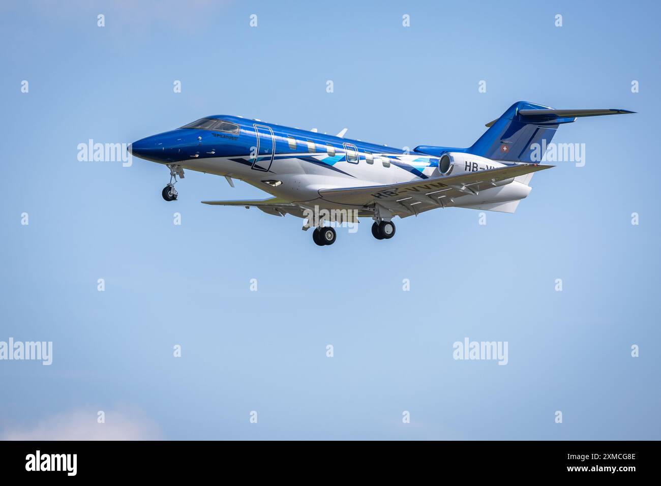 Pilatus PC-24 „HB-VVM“ kommt bei RAF Fairford an, um an der statischen Anzeige auf der RIAT 2024 teilzunehmen. Stockfoto