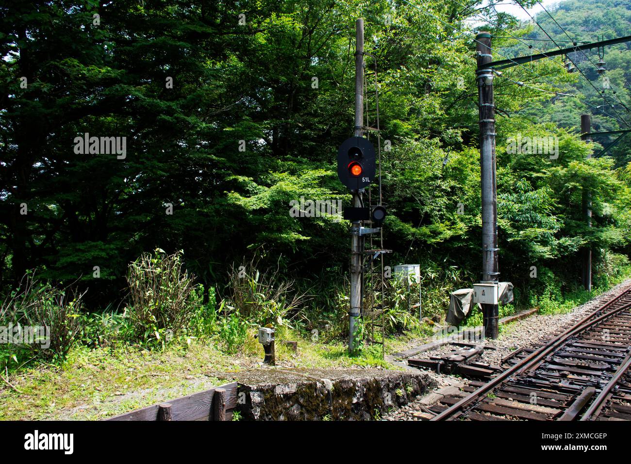 Verkehrsampel aus Stahlbahn für Lokomotive Hakone Tozan Line Train Romance Car im Bahnhof Hakone Yumoto für japaner, die reisen Stockfoto