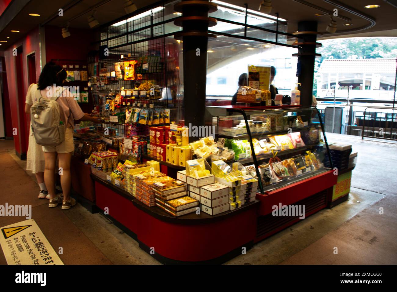 Lokale Souvenirs Souvenirs Souvenirgeschäft Shop für Verkauf Waren Lebensmittel Snack Produkte für Japaner Reisende besuchen Wählen Sie kaufen in Hakone Yumoto Station in H Stockfoto